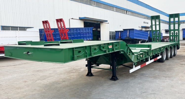 Semirremolque de plataforma baja de 4 ejes y 80 toneladas con escalera a la venta en Chile