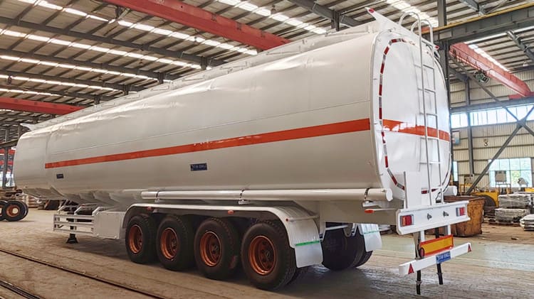 Semirremolque cisterna de combustible de 4 ejes en Papúa Nueva Guinea