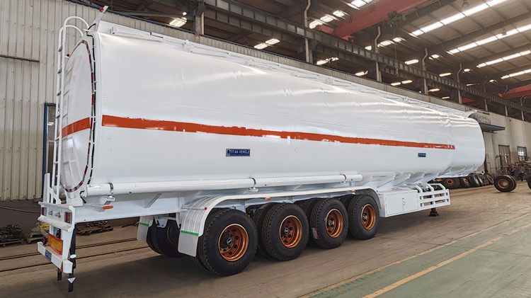 Semirremolque cisterna de combustible de 4 ejes en Papúa Nueva Guinea