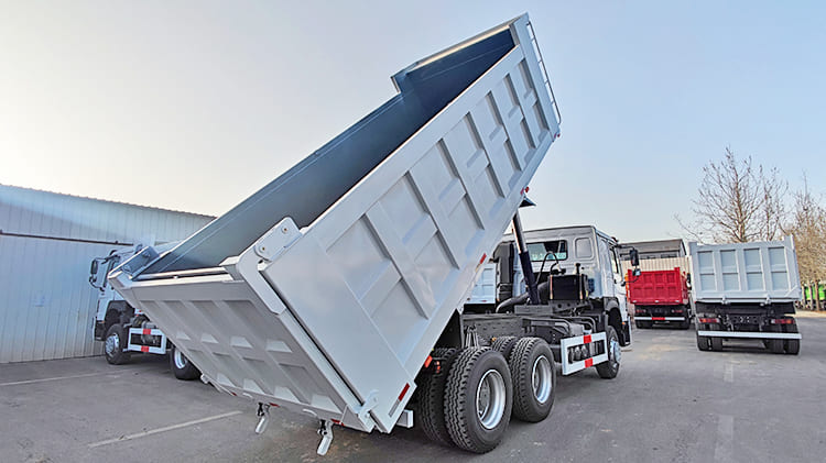 Camiones volquete Howo 6x4 nuevos en venta en Chile