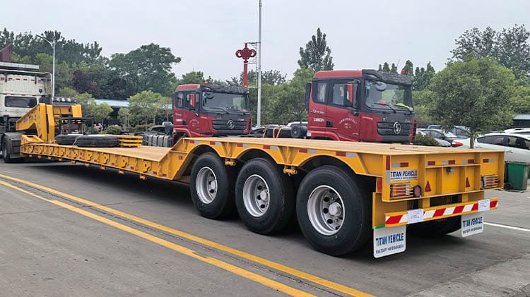 Remolque de plataforma baja de 80 toneladas en venta en Uruguay