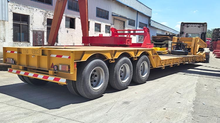 Remolque Lowboy RGN de 3 ejes en venta en Uruguay