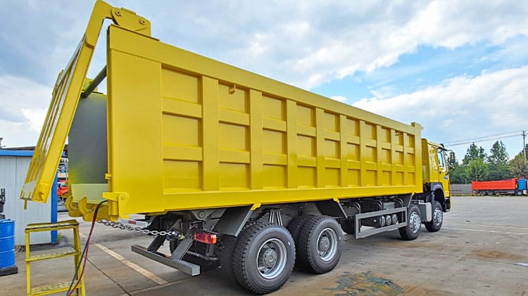 Cami&oacute;n volquete Sinotruk Howo 8x4 en venta en Uruguay
