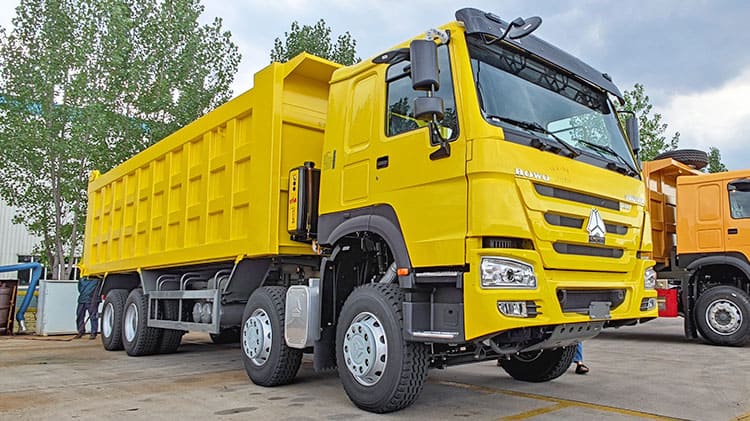 Cami&oacute;n volquete Sinotruk Howo 8x4 en venta en Uruguay