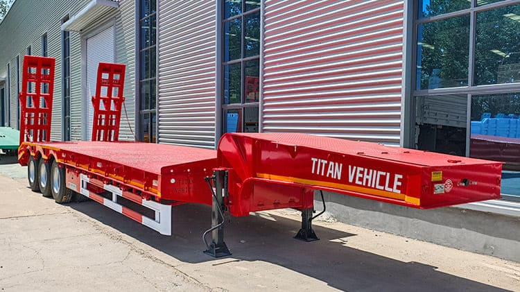 Remolque de plataforma baja de 60 toneladas y 3 ejes en venta en Bolivia