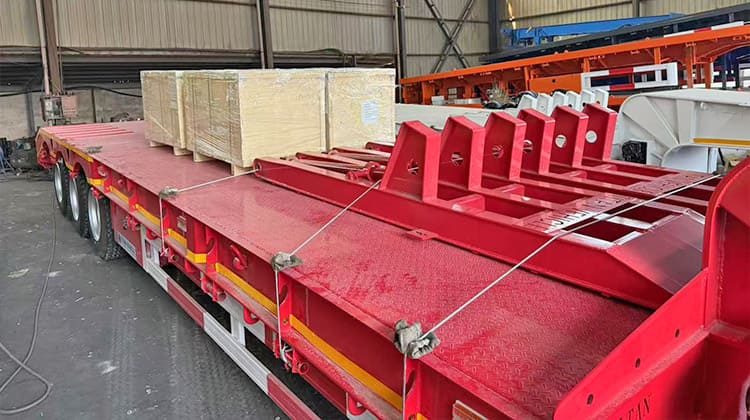 Remolque de plataforma baja de 60 toneladas y 3 ejes en venta en Bolivia