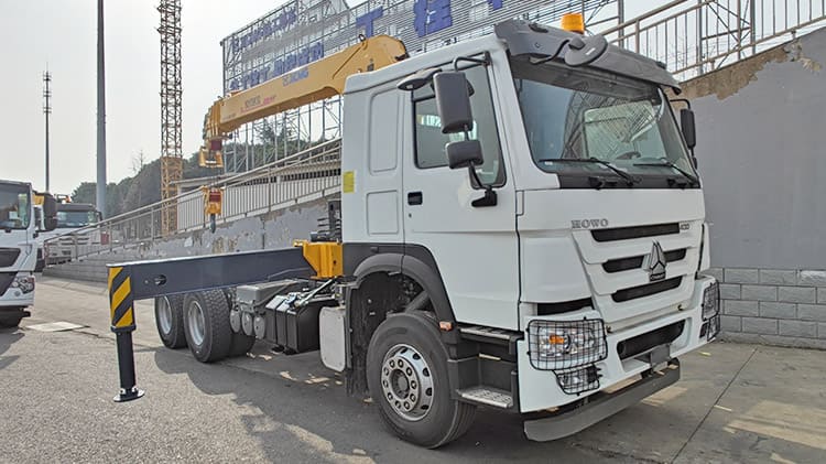 Gr&uacute;a montada sobre cami&oacute;n XCMG en venta en Paraguay