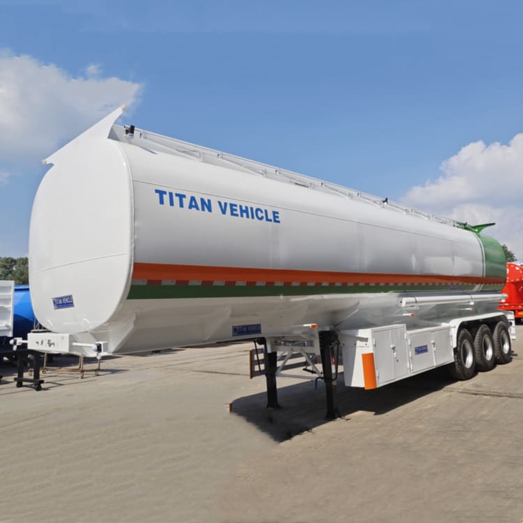 Remolque cisterna de combustible de tres ejes