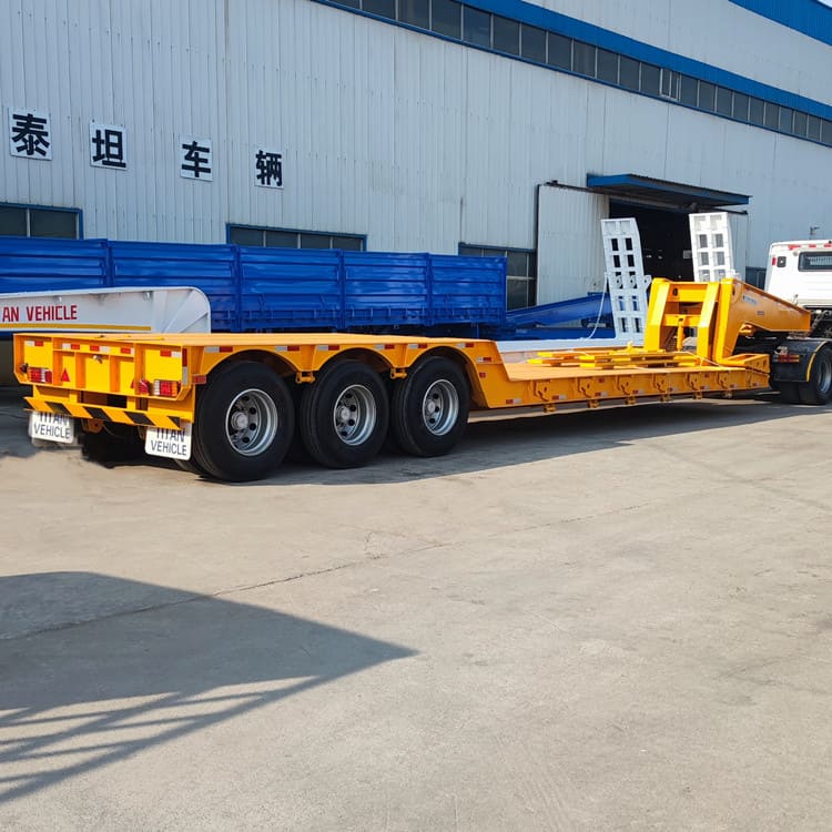 Remolque Lowboy de 80 toneladas y tres ejes